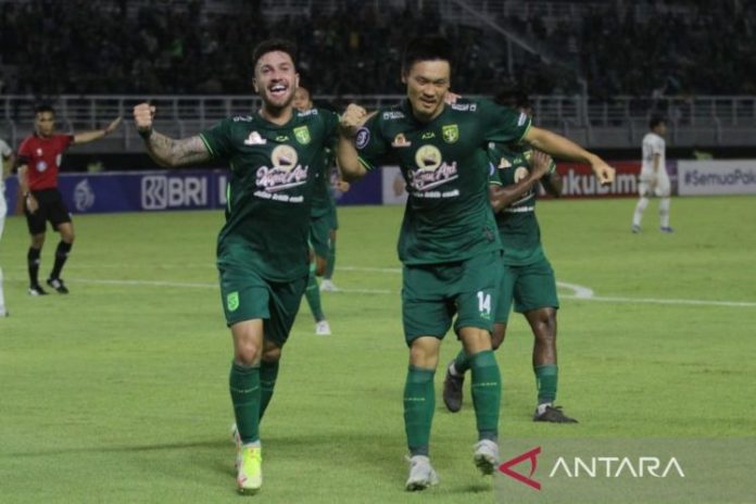 Pemain Persebaya Sho Yamamoto melakukan selebrasi bersama Higor Vidal usai mencetak gol ke gawang Persita pada lanjutan Liga 1 di Stadion Gelora Bung Tomo Surabaya, Senin (1/8/2022) malam. (ANTARA/Moch Asim)